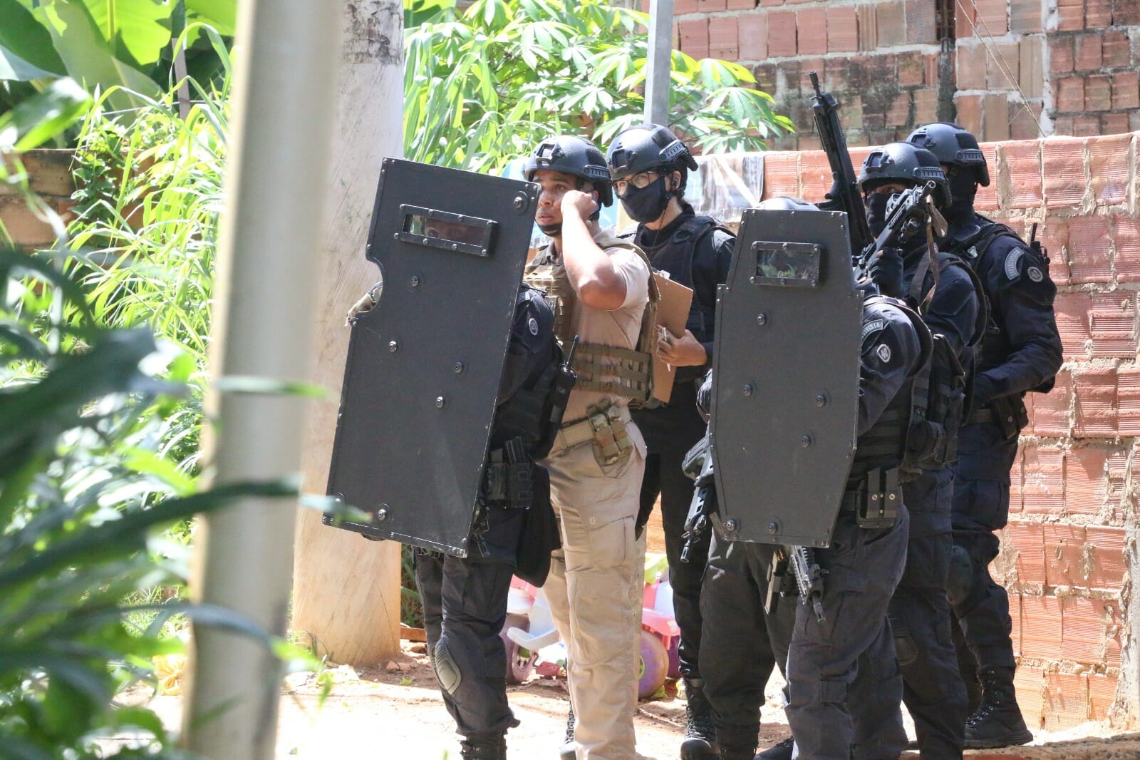 BOPE liberta reféns e prende criminosos em operação contra o tráfico no