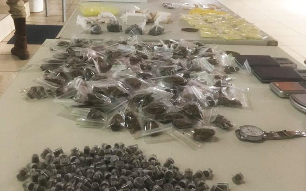 Maconha cocaína haxixe e crack são apreendidos em casarão do Centro